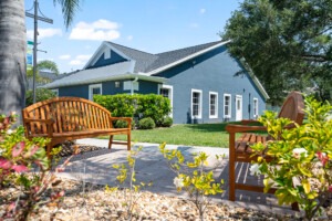 Palm Cottages exterior, bench seating area