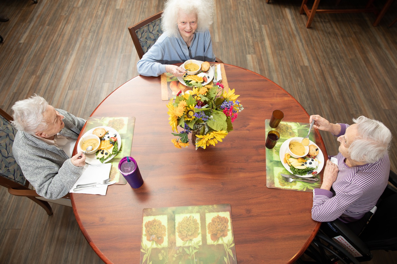 residents eating lunch