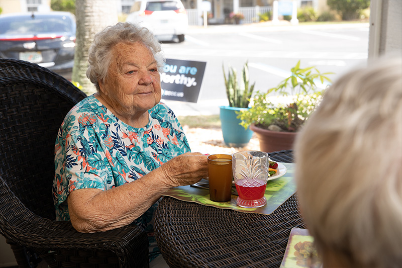 Palm-Cottages-social outdoor lunch of assisted living resident